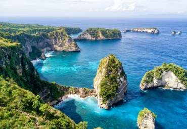 image-Menjelajahi Pantai-Pantai dan Tebing Indah di Nusa Penida